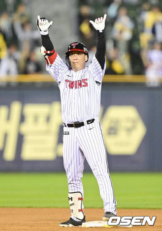 [OSEN=잠실, 김성락 기자] 23일 오후 서울 잠실야구장에서 2025 신한 SOL Bank KBO리그 LG 트윈스와 NC 다이노스의 경기가 열렸다.LG는 송승기, NC는 로건을 선발 투수로 내세웠다.7회말 2사 2, 3루 LG 대타 김현수가 2타점 적시 2루타를 날린 뒤 세리머니를 하고 있다.  2025.04.23 / ksl0919@osen.co.kr