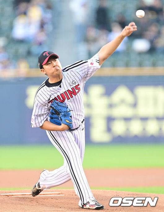 [OSEN=잠실, 김성락 기자] 23일 오후 서울 잠실야구장에서 2025 신한 SOL Bank KBO리그 LG 트윈스와 NC 다이노스의 경기가 열렸다.LG는 송승기, NC는 로건을 선발 투수로 내세웠다.1히초 LG 선발 송승기가 마운드에 올라 힘차게 공을 뿌리고 있다. 2025.04.23 / ksl0919@osen.co.kr