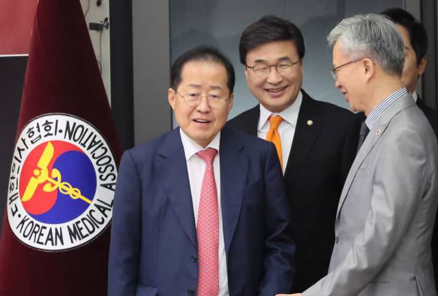 ▲국민의힘 홍준표 대선 경선 후보가 22일 서울 용산구 대한의사협회에서 열린 간담회에 참석하고 있다. 왼쪽부터 홍 후보, 김대식 의원, 김택우 대한의사협회장. ⓒ연합뉴스