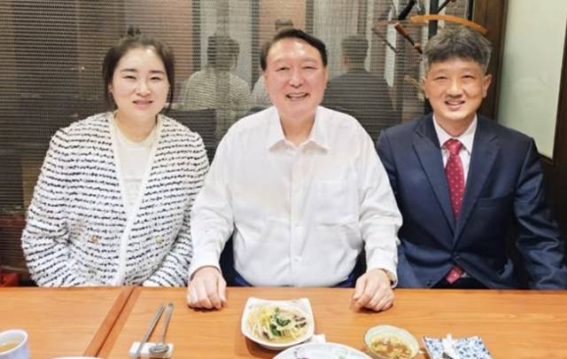 ▲지난 19일 김계리 변호사가 윤석열 전 대통령, 배의철 변호사와 함께 찍은 사진을 SNS를 통해 공개했다. ⓒ김계리 변호사 SNS 갈무리