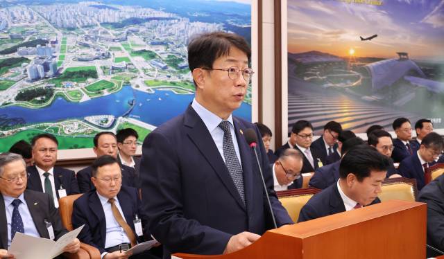 ▲박상우 국토교통부 장관이 23일 서울 여의도 국회에서 열린 국토교통위원회 전체회의에서 25년도 추가경정예산안 제안설명과 신안산선 터널 붕괴 사고 및 인천국제공항공사 제2터미널 확장공사 대금 지급과 관련해 현안 보고를 하고 있다. ⓒ연합뉴스