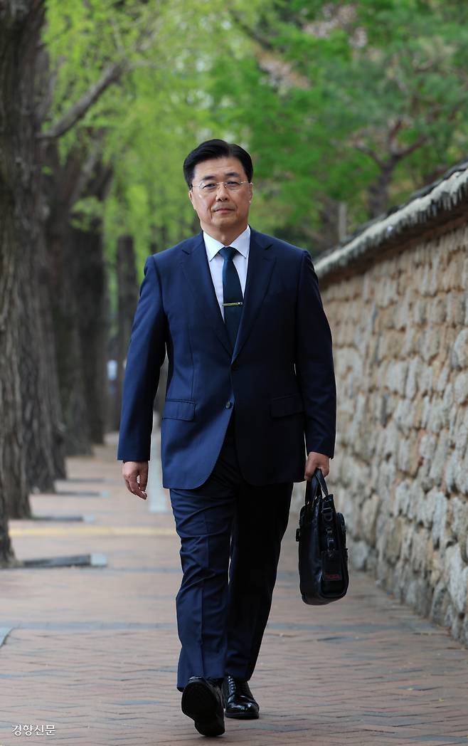 홍장원 전 국가정보원 1차장이 17일 경향신문 인터뷰에 앞서 서울 정동길을 걷고 있다. 서성일 선임기자