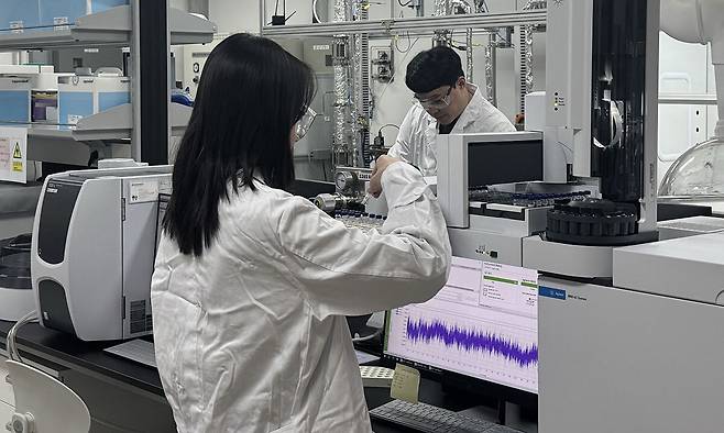 DL이앤씨의 탄소 포집·활용·저장(CCUS) 기술 전문 자회사 카본코 소속 연구원이 대전 대덕연구단지에 있는 카본코 기술연구소에서 이산화탄소 흡수제 성능 실험을 하고 있다. DL이앤씨 제공