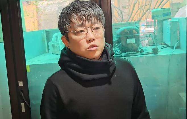 그룹 원타임 출신 송백경. 유튜브 채널 '머니멘터리' 캡처.