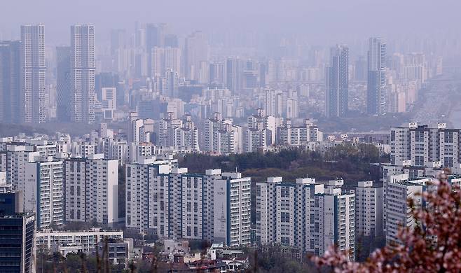서울 시내 아파트 밀집지역 전경.&nbsp;한국은행이 23일 발표한 소비자동향조사에 따르면, 주택가격전망지수가 5개월 만에 최고치를 기록했다. 정부의 토지거래허가구역 재지정에도 불구하고, 집값이 더 오를 것이라는 소비자 기대가 이어지고 있다. 사진은 서울 남산에서 바라본 도심 아파트 단지 모습. 뉴스1