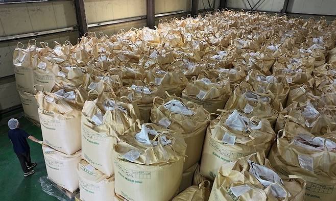 강원도의 한 양곡 창고에 쌀이 쌓여 있다. 연합뉴스 자료사진