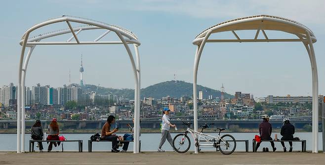 서울 낮 최고기온 24도로 초여름 날씨를 보인 23일 서울 서초구 반포한강공원에서 시민들이 휴식을 즐기고 있다.