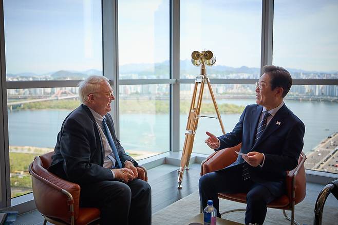 더불어민주당 이재명 대선 경선 후보가 23일 존 햄리 미국 전략국제문제연구소(CSIS) 소장을 만나 관세, 안보, 대북 문제 등 주요 현안에 대해 의견을 교환하고 있다. 이재명 후보 캠프 제공