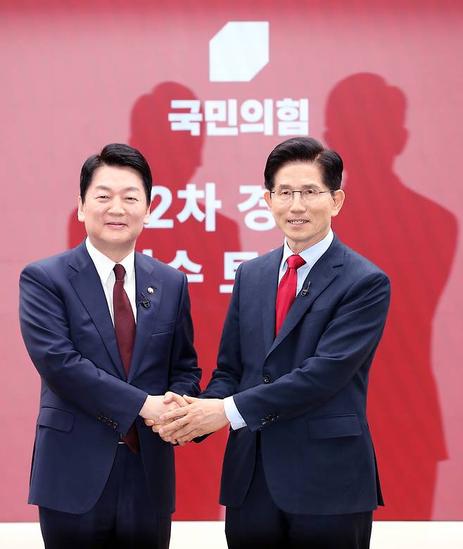 안철수(왼쪽), 김문수 제21대 대통령 선거 국민의힘 경선 후보가 23일 서울 여의도 국민의힘 중앙당사에서 열린 2차 경선토론회 미디어데이에서 서로를 1:1 맞수 토론 상대로 선택한 뒤 기념촬영을 하고 있다. 뉴시스