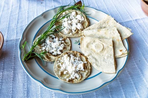 여러 음식과 함께 먹는 토르티야. 각종 부재료와 만나 다양한 형태로 변신하는 토르티야는 먹는 재미와 상상력을 자극한다.