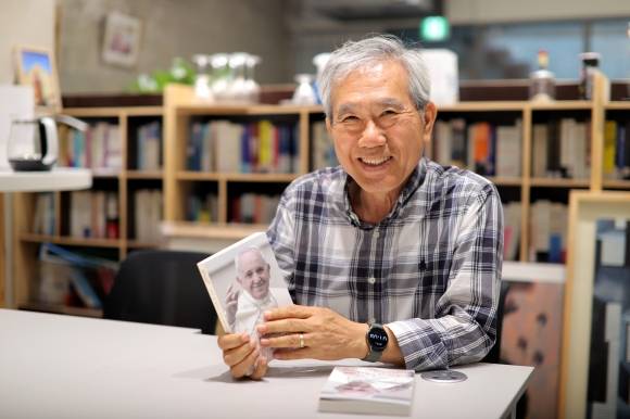 이백만 전 주교황청 대사가 지난 10일 발간한 저서 ‘나는 갈 것이다, 소노 디스포니빌레’를 들고 미소 짓고 있다. 이 전 대사는 프란치스코 교황의 방북 추진 비화를 책에 담았다. 이백만 전 주교황청 대사 제공