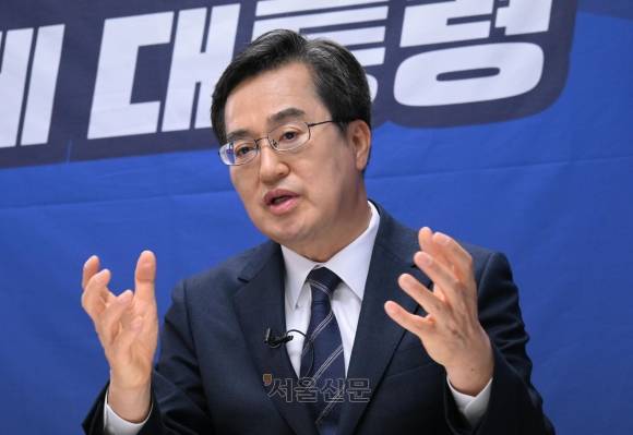 더불어민주당 대선 경선에 출마한 김동연 후보가 22일 서울 영등포구 대산빌딩 ‘유쾌한 캠프’에서 서울신문과 인터뷰하고 있다. 김 후보는 “정권 교체 이상의 교체를 해낼 최적의 후보자”라며 “비전과 정책을 가지고 치열하게 다른 후보와 경쟁하고 싶다”고 했다. 안주영 전문기자