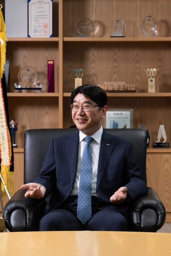 방성빈 BNK부산은행장이 22일 집무실에서 가진 서울신문과의 인터뷰에서 지역 금융의 역할 강화 방안과 올해 주요 사업 등을 설명하고 있다. ﻿BNK부산은행 제공