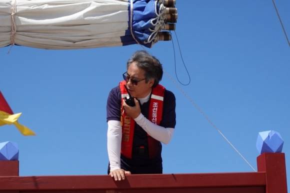 2015년부터 관련 연구를 해 온 홍순재 국립해양문화재연구소 연구사가 조선통신사선에서 운항을 위한 점검을 하고 있다. 국립해양문화재연구소 제공