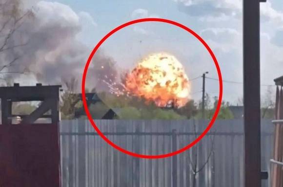 22일(현지시간) 러시아 블라디미르주 키르자흐지구 바르소보 마을에 있는 러시아 국방부 산하 미사일포병총국(GRAU)의 제51 무기고에서 대형 폭발이 발생했다고 러시아, 우크라이나 매체들이 보도했다. 사진은 인근 가정집에서 포착한 폭발 순간. 2025.4.22 텔레그램