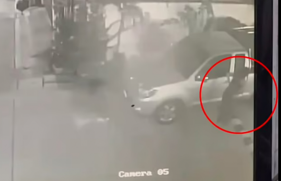 태국 최대 명절이자 축제인 송끄란 기간 중 길에서 몰래 출산한 뒤 갓난아기를 유기하는 여성의 모습. CCTV 영상 캡처