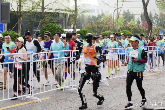 중국 베이징에서 열린 인간 마라톤 대회에 참가해 달리고 있는 휴머노이드 로봇 톈궁. 바이두 캡처