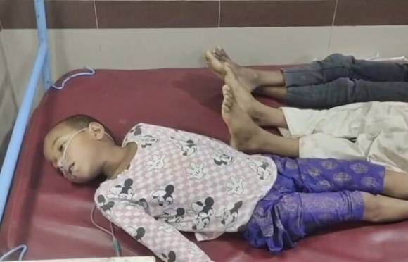 부활절을 일주일 앞둔 지난 14일(현지시간) 오후 6시 30분쯤 파키스탄 펀자브주 하비자바드 외곽의 기독교 마을 킬라 사히브 싱에서 독이 든 사탕을 먹은 어린이 3명이 숨지고 5명이 중태에 빠졌다. 사진은 병원 치료 중인 피해 어린이들. 2025.4.16 엑스