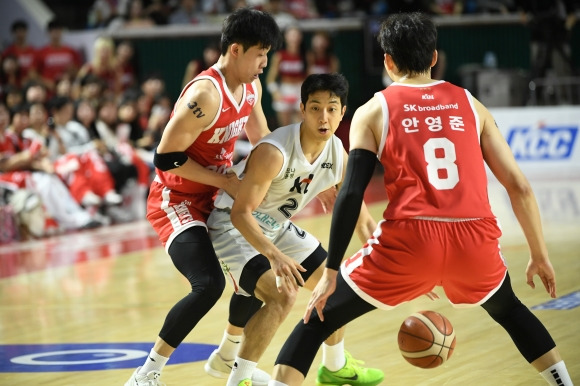 서울 SK 오재현과 안영준이 23일 서울 잠실학생체육관에서 열린 2024~25 프로농구 4강 PO 1차전 kt와의 홈 경기에서 허훈을 수비하고 있다. KBL 제공