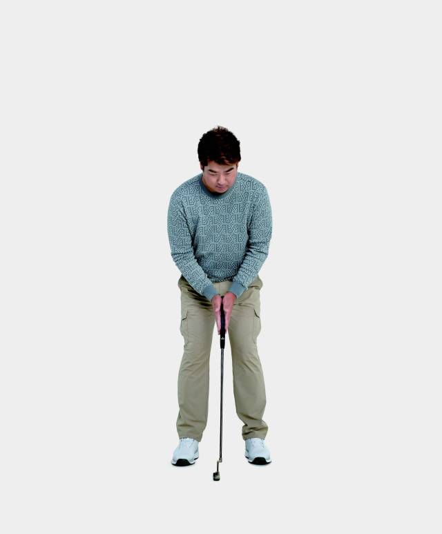 양 손바닥 사이에 손잡이를 끼우면 스트로크의 일관성과 질을 높일 수 있다.