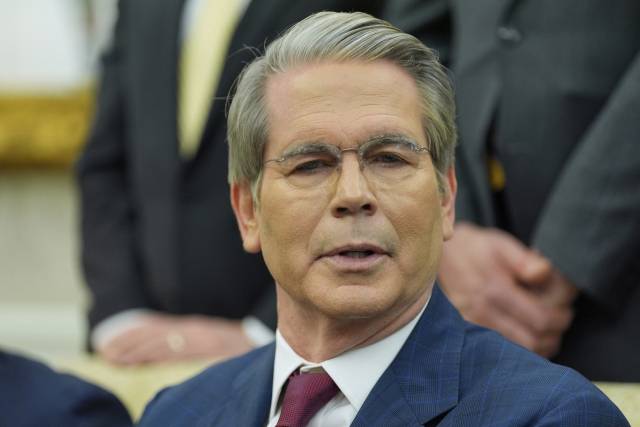 스콧 베선트 미국 재무 장관이 지난 17일(현지 시간) 워싱턴DC 백악관에서 조르지아 멜로니 이탈리오 총리와 도널드 트럼프 미국 대통령의 회담 자리에 배석해 대화를 듣고 있다. AP연합뉴스