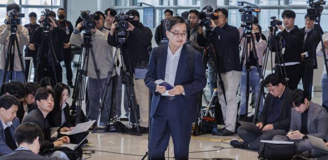 김 후보가 9일 인천공항 2터미널에서 제21대 대통령선거 출마 선언을 마친 뒤 출국하기 위해 이동하고 있다. 김 후보는 이날 미국 트럼프 발 관세 전쟁 대응책을 찾기 위해 미국으로 출국하기 전 가진 '자동차 부품 관세 대응을 위한 긴급 출국 보고 회견'에서 대선 출마 선언을 했다. 연합뉴스