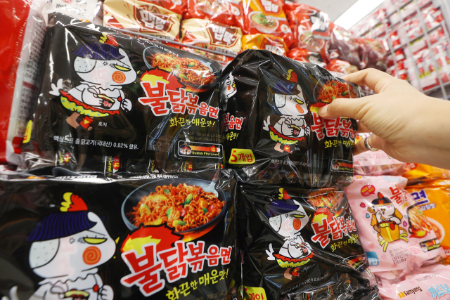 서울의 한 대형마트에 진열된 불닭볶음면. 연합뉴스