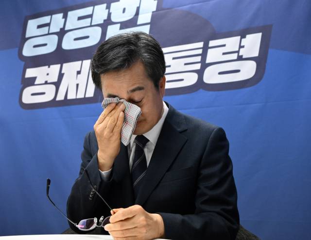 김동연 더불어민주당 대선 예비후보가 23일 서울 여의도 캠프 사무실에서 서울경제신문과 인터뷰를 하고 있다. 성형주 기자