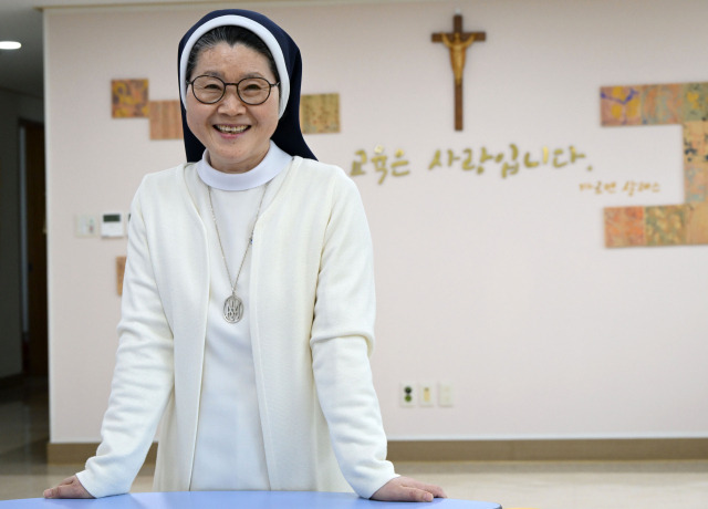 지서운 자오나학교장이 인터뷰를 마친 뒤 십자가를 배경으로 포즈를 취하고 있다. 성형주 기자