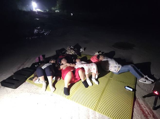 2024년 7월1일 저녁 8시, 동복초등학교 3학년 학생들이 전남 화순군 옹성산 등산로 입구 인근에 누워 별자리를 보고 있다. ⓒ서충현