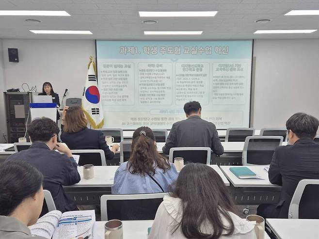 &nbsp; 22일 경북교육청이 사교육비 경감을 위한 '2025년 사교육비 경감 및 공교육 내실화 대책 협의회'를 진행하고 있다. ⓒ경북교육청