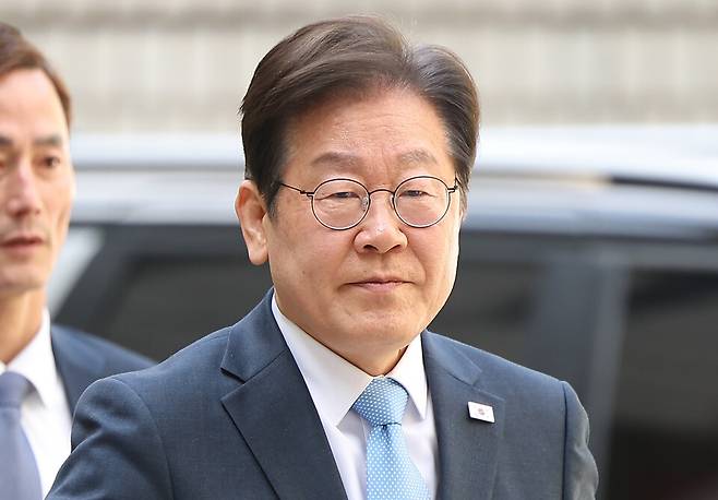 이재명 더불어민주당 전 대표가 4월15일 서울 서초구 서울중앙지방법원에서 열린 '대장동 배임·성남FC 뇌물' 1심 공판에 출석하고 있다. ⓒ 연합뉴스
