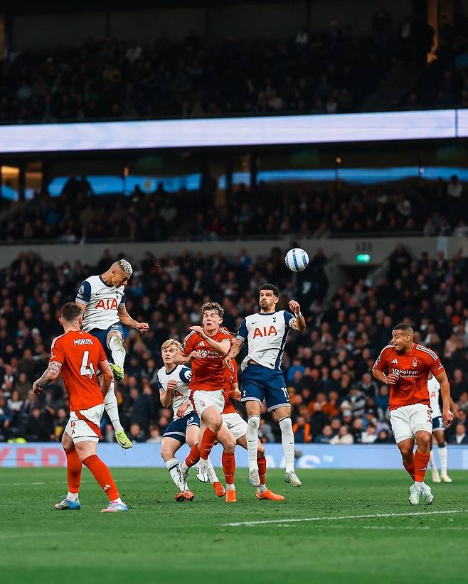 토트넘 히샬리송(왼쪽 위)이 22일(한국시간) 런던 토트넘 홋스퍼 스타디움에서 열린 노팅엄과 EPL 홈경기에서 후반 막판 헤더골을 성공시키고 있다. 토트넘은 1-2로 패해 역대 최악의 부진을 이어갔다. 사진출처｜토트넘 홋스퍼 SNS
