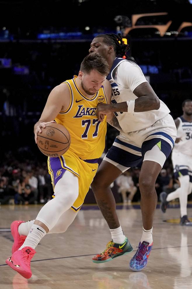 LA 레이커스 루카 돈치치(왼쪽)가 23일(한국시간) 크립토닷컴 아레나에서 열린 미네소타와 NBA PO 1라운드 2차전 도중 나지 리드 상대로 돌파를 시도하고 있다. 돈치치와 르브론 제임스가 맹활약한 LA 레이커스가 반격의 1승을 거뒀다. LA｜AP뉴시스