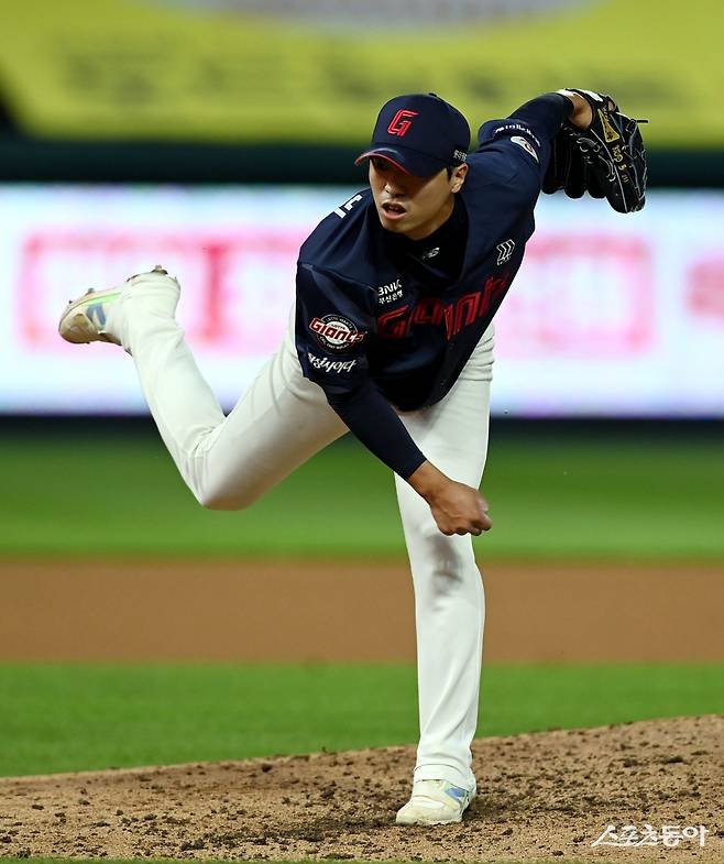 롯데 필승조 구승민이 퓨처스리그에서 무력시위를 하고 있다. 김태형 롯데 감독은 “보고 있다”며 구승민을 언제 콜업할지 가늠하고 있다. 스포츠동아DB
