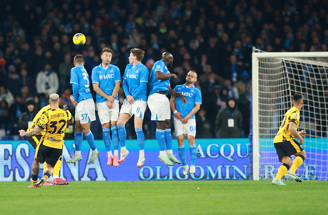 인터 밀란 수비수 페데리코 디 마르코가 지난 3월 1일 이탈리아 나폴리 디에고 아르만도 마라도나 스타디움에서 열린 세리에A 나폴리전에서 선취골을 터뜨리고 있다. 게티이미지