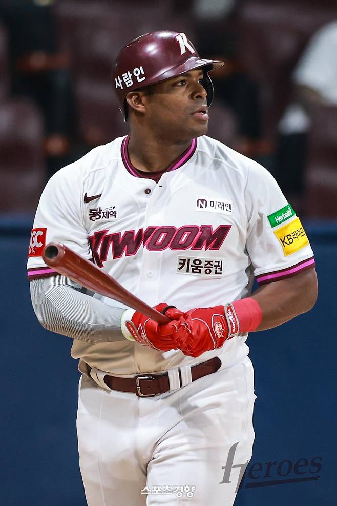 키움 야시엘 푸이그는 지난 15일 “안타를 치지 못하면 수염을 밀겠다”라고 선언했다. 이날 경기에서 무안타를 기록하자 다음날 수염을 밀고 나타났다. 키움 히어로즈 제공