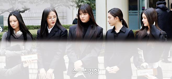 그룹 뉴진스(NJZ)가 지난달 7일 서울 서초구 서울중앙지방법원에서 열린 ‘기획사 지위보전 및 광고계약 체결 등 금지’ 가처분 신청의 심문기일을 마친 뒤 법원 청사를 나서며 취재진 질문에 답하고 있다. 왼쪽부터 하니, 민지, 혜인, 해린, 다니엘. 연합뉴스