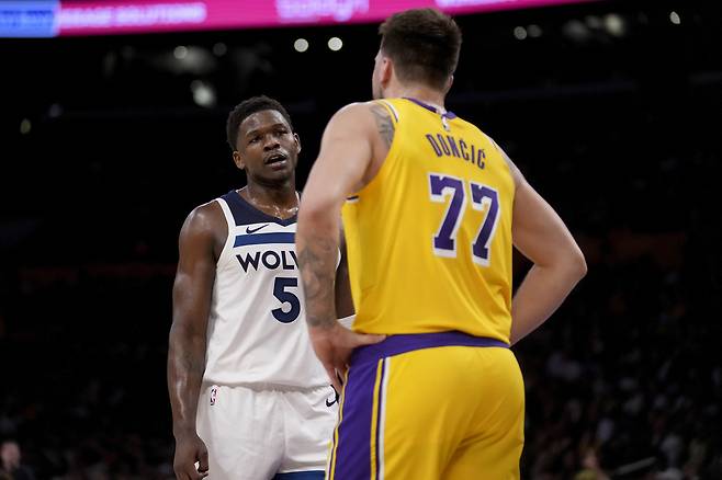 앤서니 에드워즈(왼쪽)와 루카 돈치치.     로스앤젤레스 | AP연합뉴스