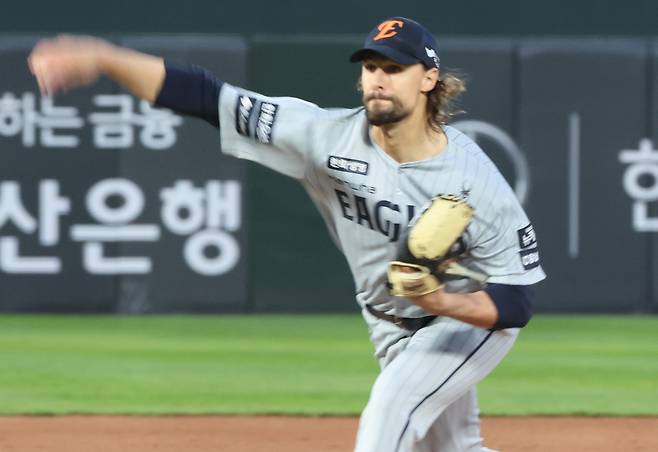 한화 라이언 와이스가 23일 부산 사직구장에서 열린 롯데와 원정 경기에 선발 등판해 역투하고 있다. 연합뉴스