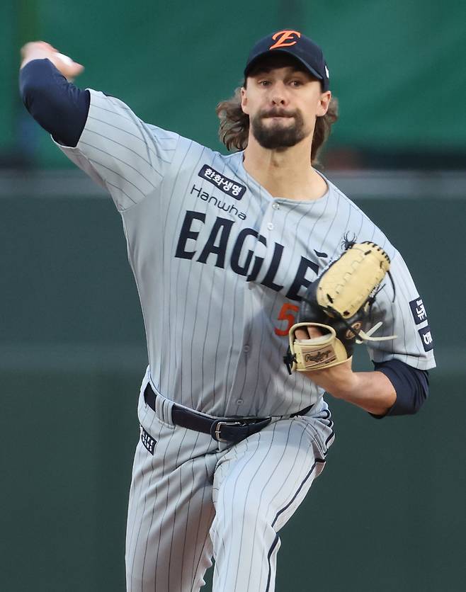 한화 라이언 와이스가 23일 부산 사직구장에서 열린 롯데와 원정 경기에 선발 등판해 역투하고 있다. 연합뉴스