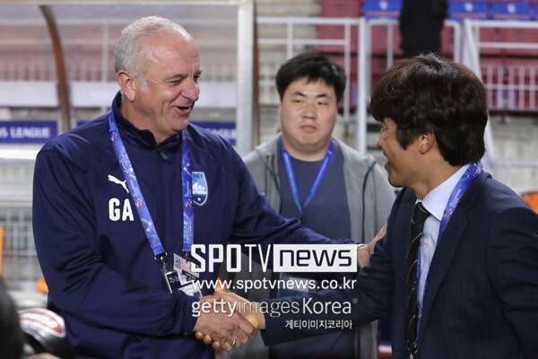 ▲ 중국 슈퍼리그에서 활약 중인 서정원 청두 룽청 감독을 중국대표팀 감독으로 세우라는 주문이 쏟아지기 시작했다.