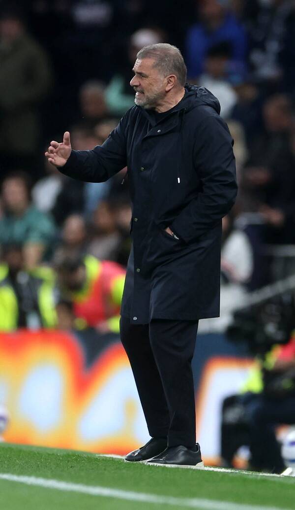 ▲ 엔제 포스테코글루 토트넘 홋스퍼 감독은 프리미어리그 출범 후 최악의 리그 성적을 낼 지도자로 역사에 남을 위기에 처했다. 유로파리그 우승을 해도 헤어진다는 영국 텔레그라프의 독점 보도에 대한 반응도 흥미로울 것으로 보인다. ⓒ연합뉴스/AFP/REUTERS/EPA