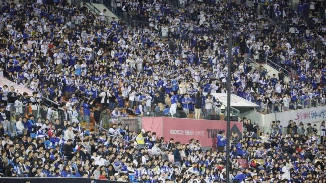 잠실야구장 3루를 가득 채운 삼성 라이온즈 팬들. /사진=LG 트윈스 제공
