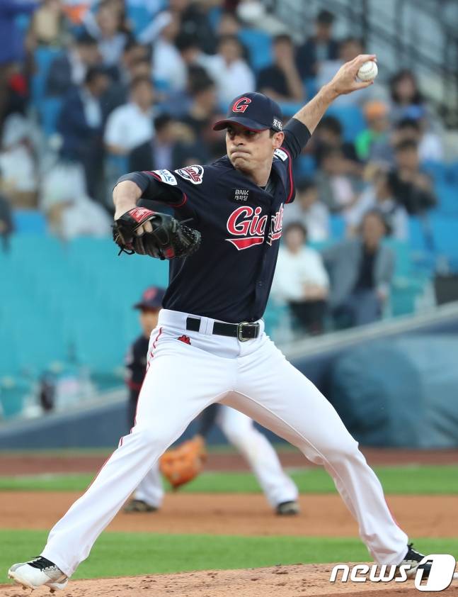 2018시즌 롯데 자이언츠 시절 삼성을 상대로 공을 던지는 레일리의 모습. /사진=뉴스1