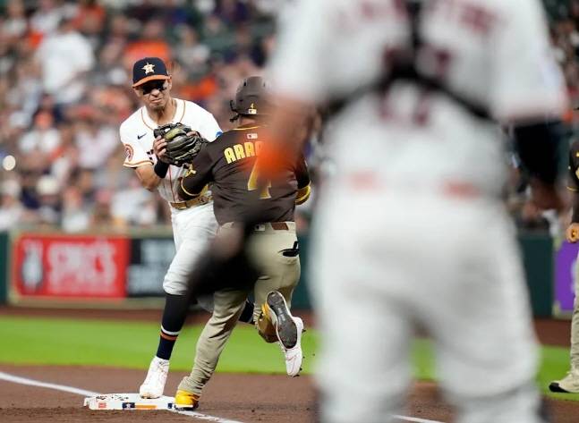 아라에즈(가운데)가 듀본과 충돌하고 있다. /사진=AP 홈페이지 캡처