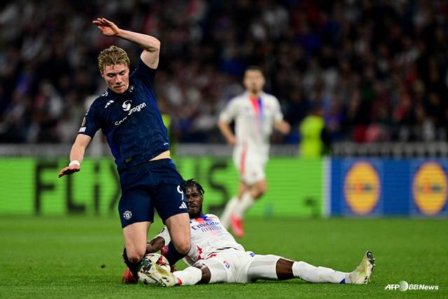 라스무스 호일룬(왼쪽). /AFPBBNews=뉴스1