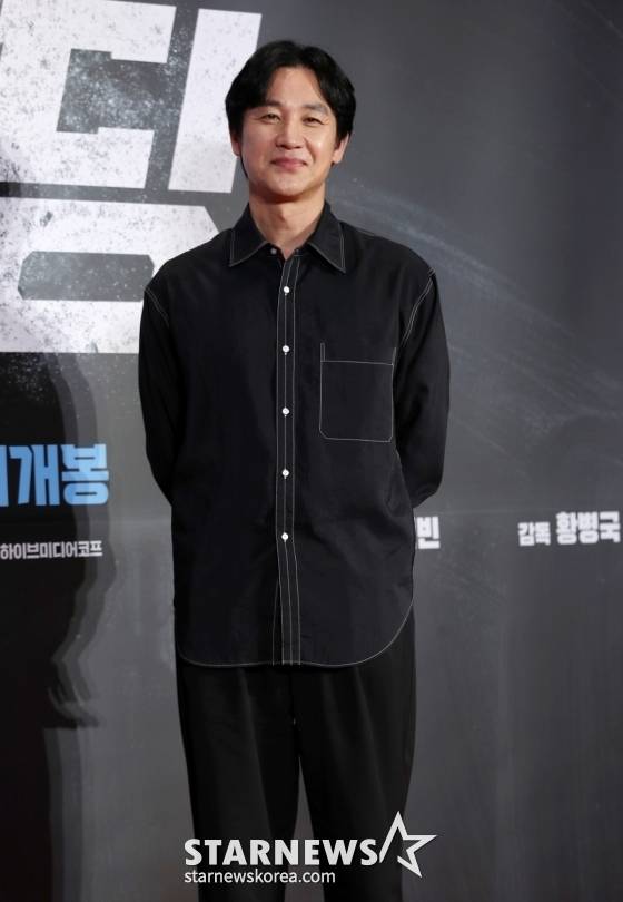 =배우 엄태웅이 15일 서울 강남구 코엑스에서 열린 영화 '야당(감독 황병국)' VIP 시사회에서 포즈를 취하고 있다. /2025.04.15 /사진=김휘선 hwijpg@