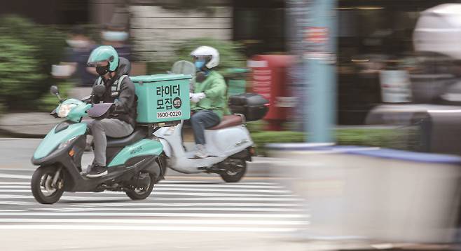 배달앱 비용 부담에 음식값을 올리는 점주들이 많다.[사진｜뉴시스]