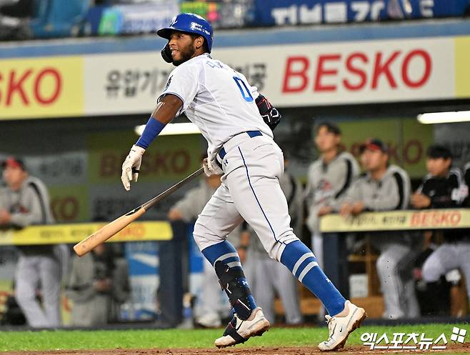 삼성 라이온즈 외인 타자 르윈 디아즈가 경기에 출전해 타격 후 타구를 바라보고 있다. 엑스포츠뉴스 DB